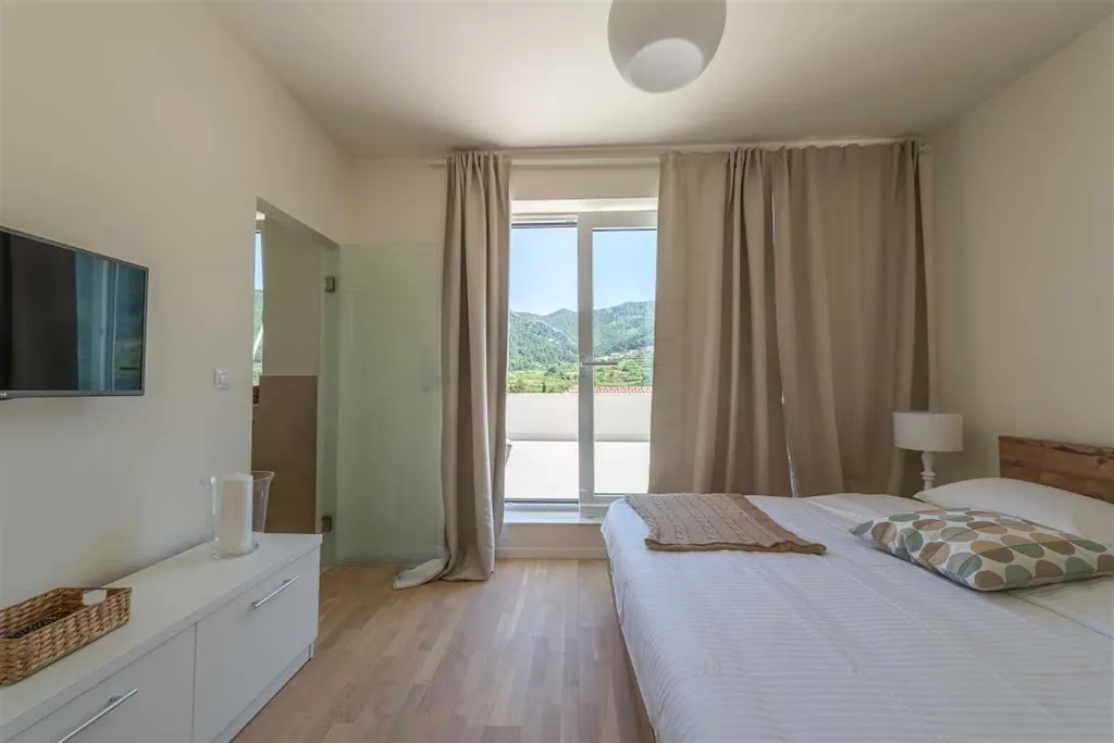 Modern 4-Bedroom Villa with Pool in Jelsa