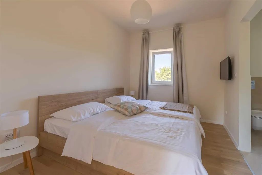 Modern 4-Bedroom Villa with Pool in Jelsa