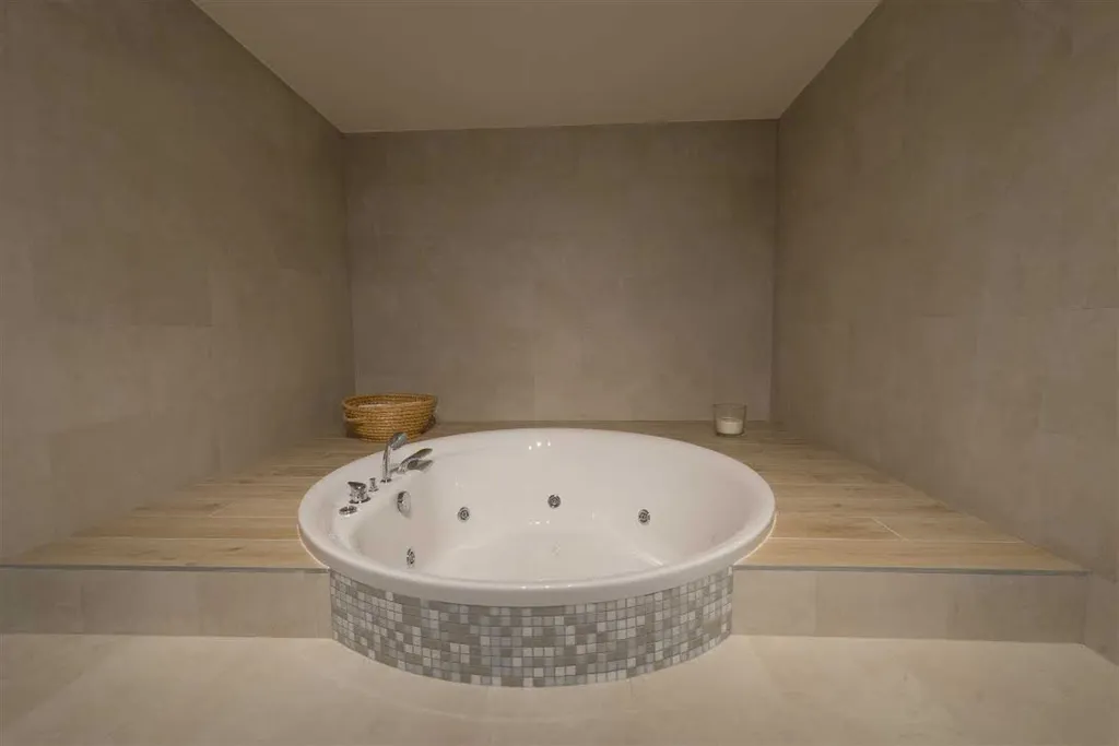 Modern 4-Bedroom Villa with Pool in Jelsa