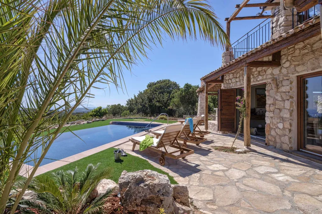 Modern Seaside Villa with Pool in Hvar