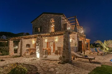 Modern Seaside Villa with Pool in Hvar