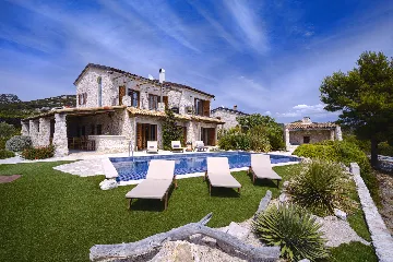 Modern Seaside Villa with Pool in Hvar