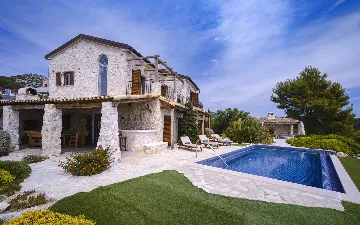 Modern Seaside Villa with Pool in Hvar