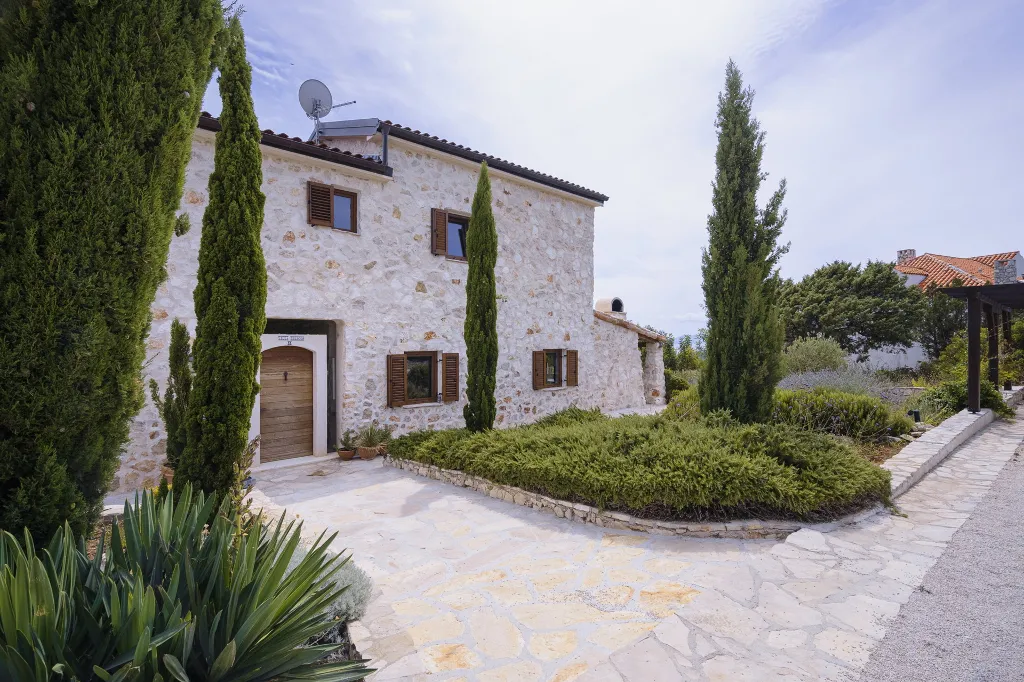 Modern Seaside Villa with Pool in Hvar