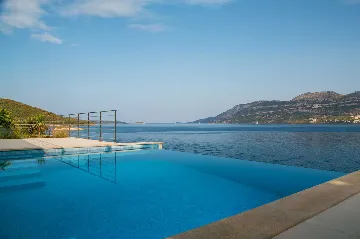 Contemporary Seaside Villa with Heated Pool Žrnovo