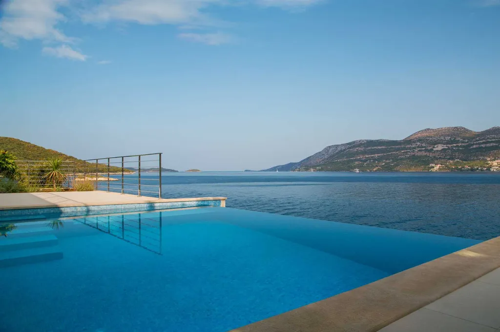 Contemporary Seaside Villa with Heated Pool Žrnovo