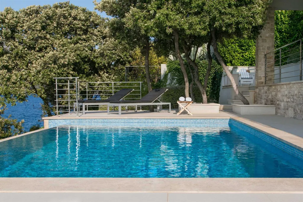 Contemporary Seaside Villa with Heated Pool Žrnovo