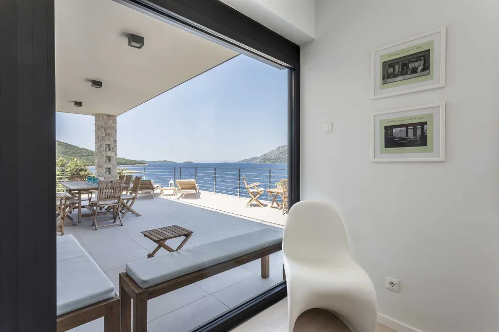 Contemporary Seaside Villa with Heated Pool Žrnovo