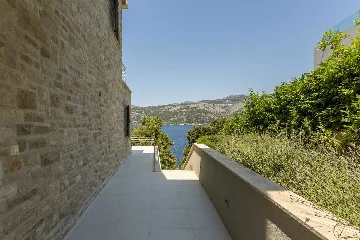 Contemporary Seaside Villa with Heated Pool Žrnovo