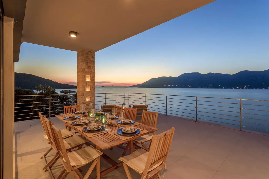 Contemporary Seaside Villa with Heated Pool Žrnovo