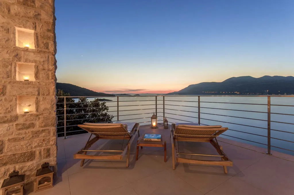 Contemporary Seaside Villa with Heated Pool Žrnovo