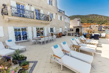 Seafront Family Apartment with Terrace, Vis