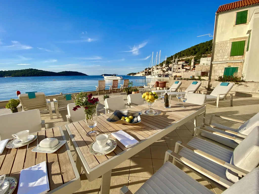 Seafront Family Apartment with Terrace, Vis