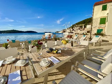 Seafront Family Apartment with Terrace, Vis