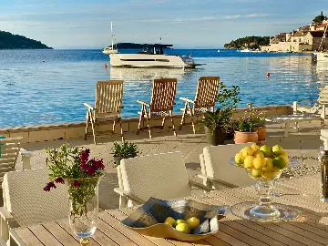 Seafront Family Apartment with Terrace, Vis