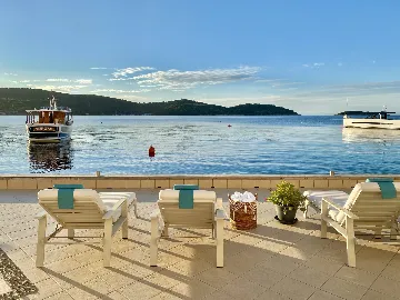 Seafront Family Apartment with Terrace, Vis