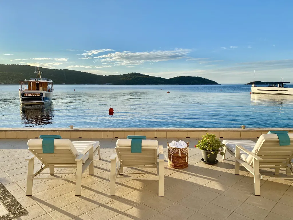 Seafront Family Apartment with Terrace, Vis