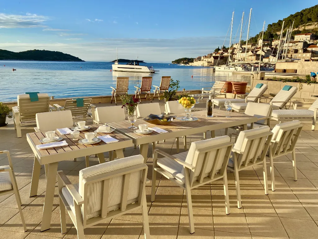 Seafront Family Apartment with Terrace, Vis