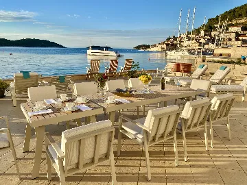 Seafront Family Apartment with Terrace, Vis