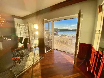 Seafront Family Apartment with Terrace, Vis