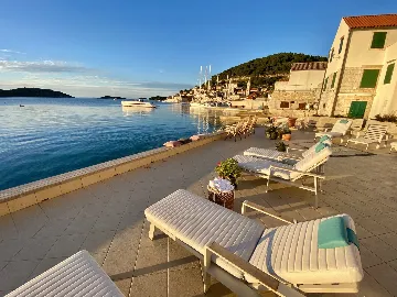 Seafront Family Apartment with Terrace, Vis