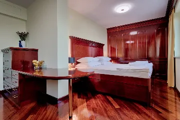 Seafront Family Apartment with Terrace, Vis