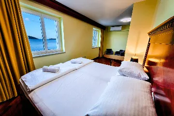 Seafront Family Apartment with Terrace, Vis