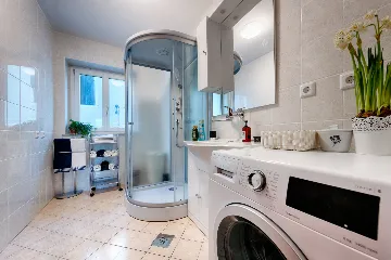 Seafront Family Apartment with Terrace, Vis