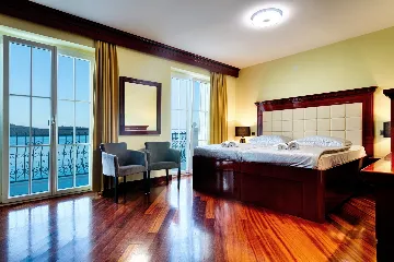 Seafront Family Apartment with Terrace, Vis