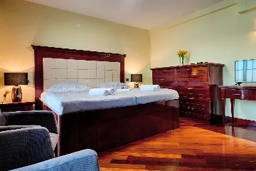 Seafront Family Apartment with Terrace, Vis