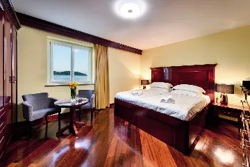 Seafront Family Apartment with Terrace, Vis