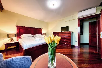 Seafront Family Apartment with Terrace, Vis