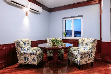 Seafront Family Apartment with Terrace, Vis