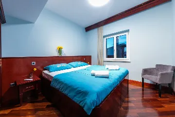 Seafront Family Apartment with Terrace, Vis