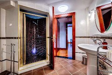 Seafront Family Apartment with Terrace, Vis