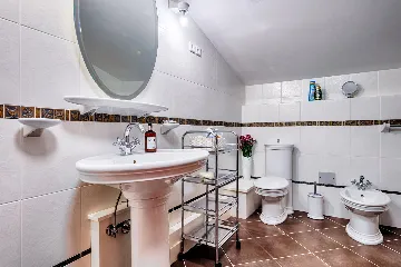 Seafront Family Apartment with Terrace, Vis