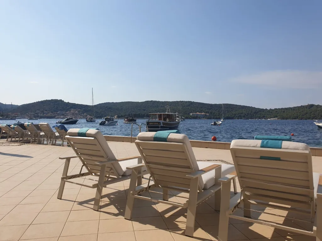 Seafront Family Apartment with Terrace, Vis