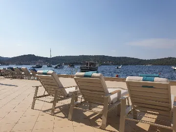 Seafront Family Apartment with Terrace, Vis