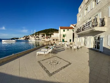 Seafront Family Apartment with Terrace, Vis