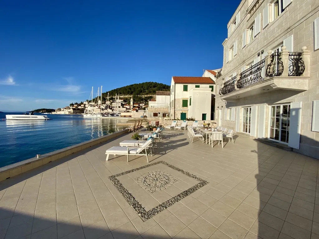 Seafront Family Apartment with Terrace, Vis
