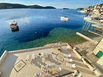 Seafront Family Apartment with Terrace, Vis