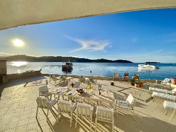 Seafront Family Apartment with Terrace, Vis