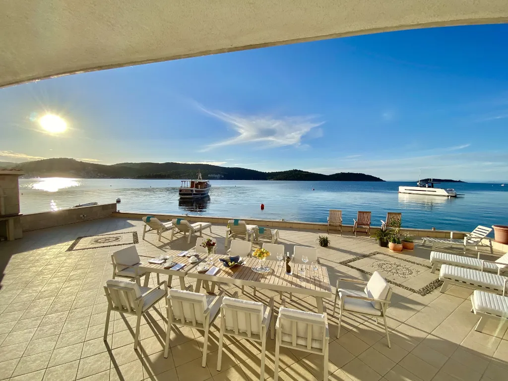 Seafront Family Apartment with Terrace, Vis