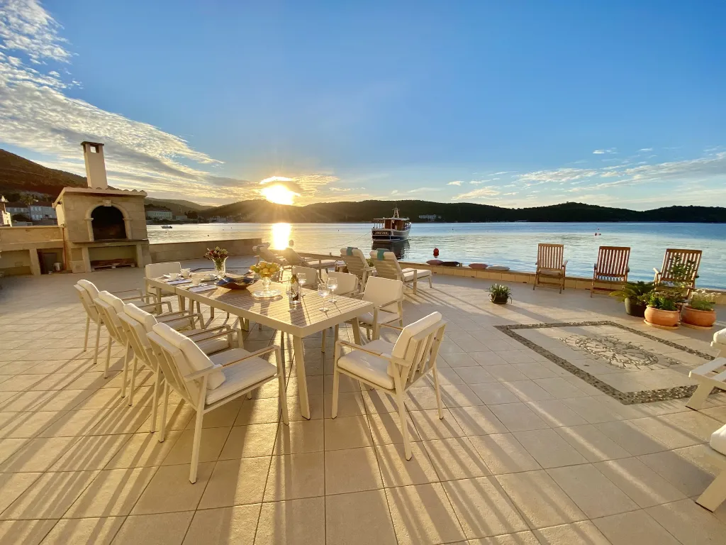 Seafront Family Apartment with Terrace, Vis