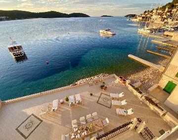 Seafront Family Apartment with Terrace, Vis