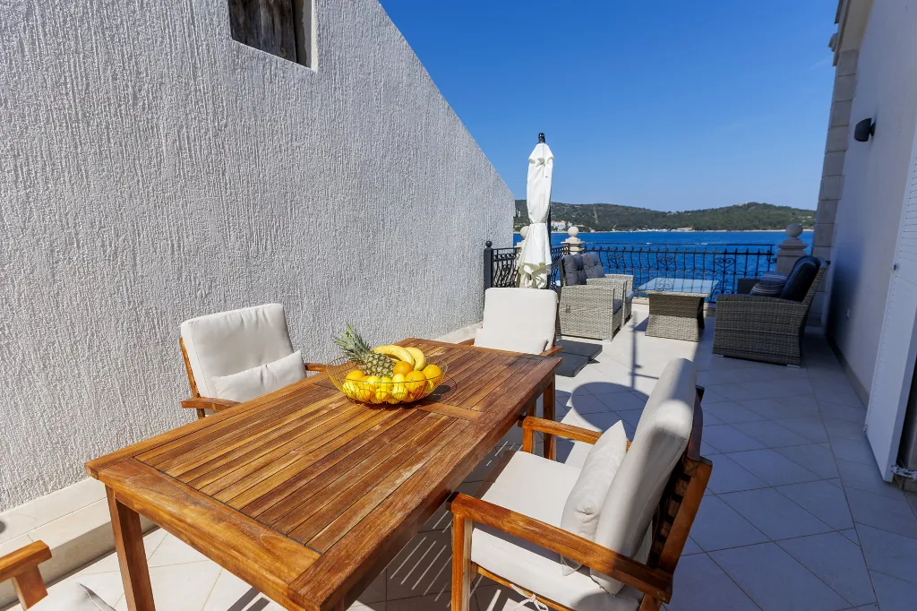 Seaview Apartment Retreat in Vis