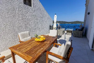 Seaview Apartment Retreat in Vis