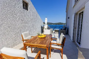 Seaview Apartment Retreat in Vis