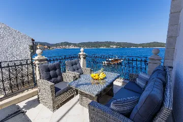 Seaview Apartment Retreat in Vis