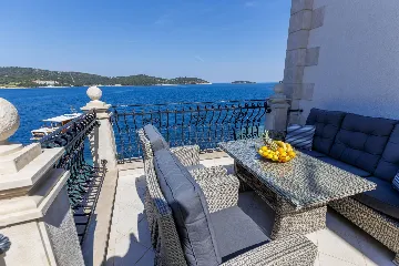 Seaview Apartment Retreat in Vis